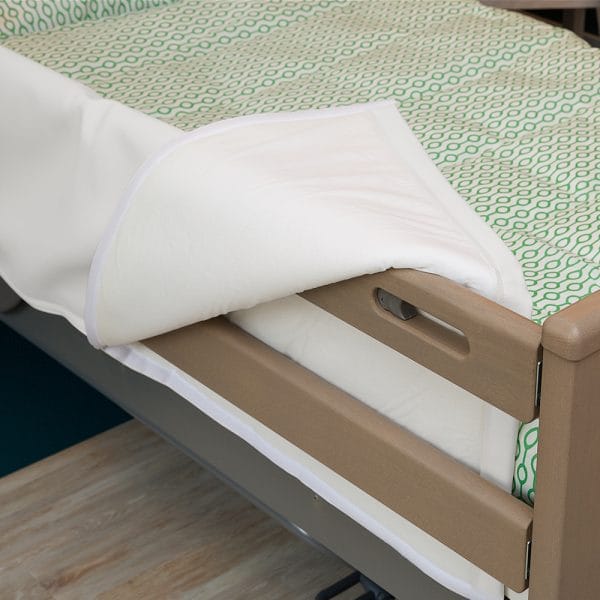 Bedhekbeschermer voor onrusthekken. eenvoudig te bevestigen met klittenband. Detail van dichtbij.