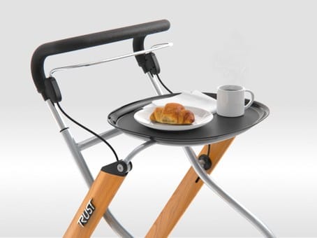 Binnenrollator Let's Go Indoor met dienblad, kopje en broodje op modern lichtgewicht frame