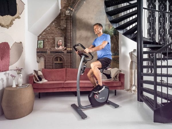 Hometrainer Turner DHT500 - Flow Fitness, man in actie.