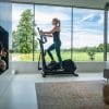 Flow fitness crosstrainer X2i topmodel, vrouw in actie.
