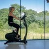FLOW FITNESS PERFORM B3I HOMETRAINER met vele extras. Vrouw in actie.