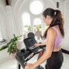 Loopband T2i van het merk Flow Fitness geschikt tot 180 kg. voorbeeld vrouw computer bedienen