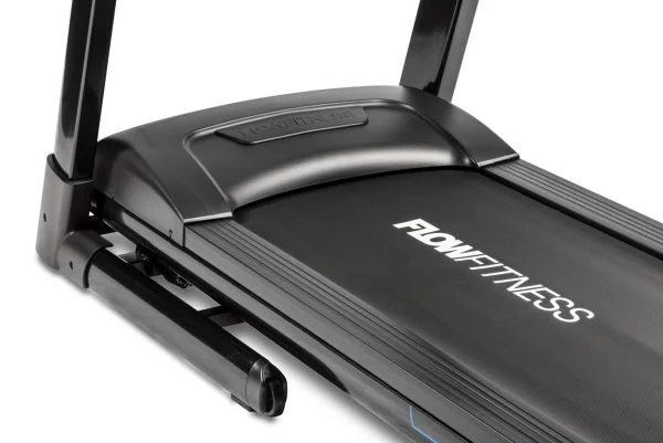 Loopband T2i van het merk Flow Fitness geschikt tot 180 kg. Loopband ingezoomd