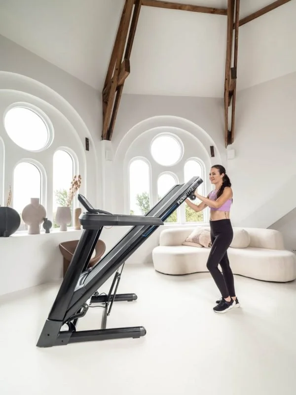 Loopband T2i van het merk Flow Fitness geschikt tot 180 kg. voorbeeld vrouw loopband inklappen