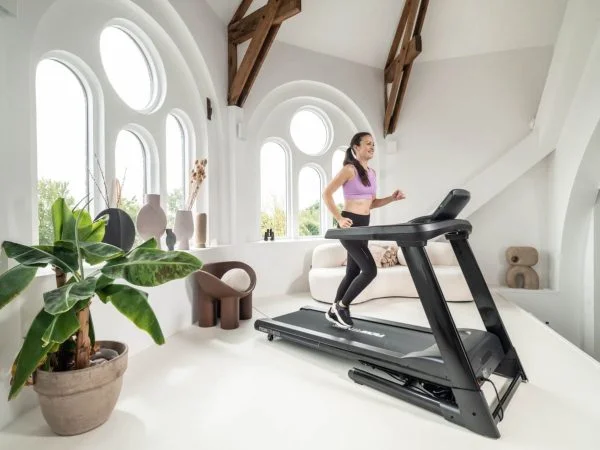 Loopband T2i van het merk Flow Fitness geschikt tot 180 kg. voorbeeld vrouw lopen