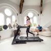 Loopband T2i van het merk Flow Fitness geschikt tot 180 kg. voorbeeld vrouw lopen