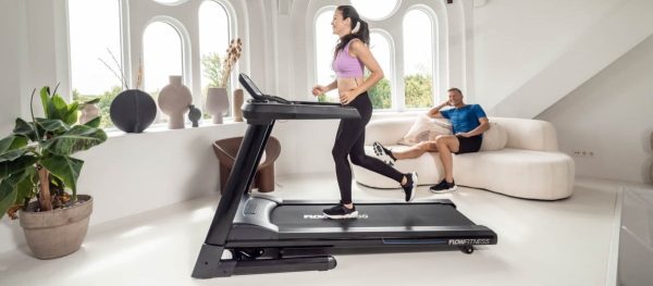 Loopband T2i van het merk Flow Fitness geschikt tot 180 kg. voorbeeld vrouw lopen