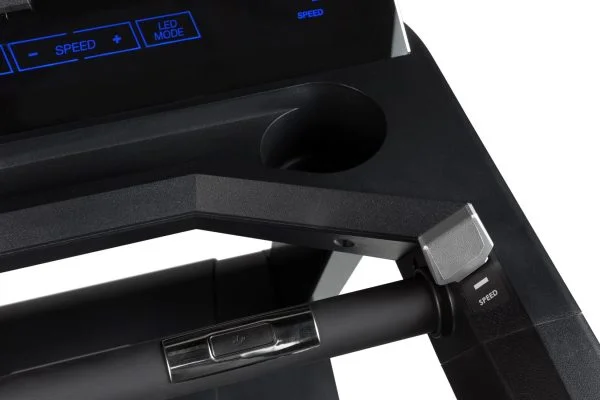 Flow Fitness loopband T3i kan tot een gewicht van 200 kg. Ingezoomd speedknop