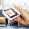 Babyfoon Alecto met camera en 2,4 inch scherm type DVM-69 uit te breiden tot 4 camera's ideaal voor meerdere kinderkamers of speelkamer met voorbeeld in de hand