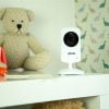 Babyfoon Alecto met camera en 2,4 inch scherm type DVM-69 uit te breiden tot 4 camera's ideaal voor meerdere kinderkamers of speelkamer voorbeeld camera op commode