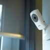 Babyfoon Alecto met camera en 2,4 inch scherm type DVM-69 uit te breiden tot 4 camera's ideaal voor meerdere kinderkamers of speelkamer met voorbeeld camera opgehangen