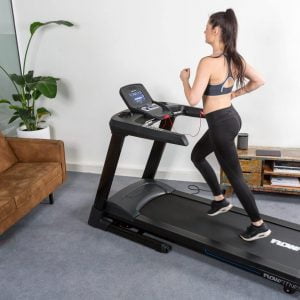 Loopband T2i van het merk Flow Fitness geschikt tot 180 kg. voorbeeld vrouw computer bedienen