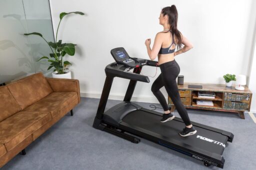Loopband T2i van het merk Flow Fitness geschikt tot 180 kg. voorbeeld vrouw computer bedienen
