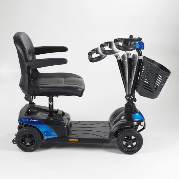 De  Colibri™4 is door zijn beperkte omvang een ideaal vervoersmiddel in voor smalle paden en kleine ruimtes. Dit is de kleur blauw.