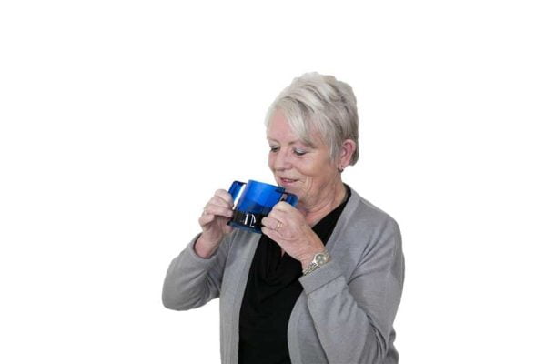 handycup met handvatten en oplopende rand in blauw en voorbeeld vrouw