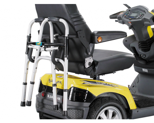Rollatorhouder voor de Drive Scootmobielen met armleuning bevestigingmonteert u eenvoudig aan uw scootmobiel zodat u uw rollator gemakkelijk kunt meenemen.