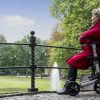 rollator Track 4.0 in de kleur champagne merk Wheezahead voorbeeld vrouw zittend