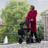 rollator Track 4.0 in de kleur champagne merk Wheezahead voorbeeld vrouw lopend