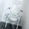 2-in-1-stoel Stacy wordt gebruikt als toiletstoel en toiletsteun. over toilet