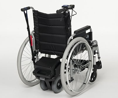 Rolstoel duwondersteuning V-Drive geplaatst op rolstoel van achter bezien
