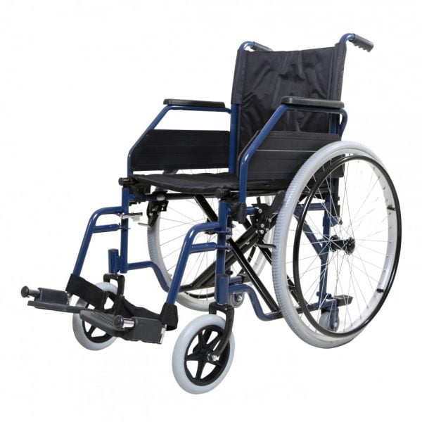 De Able2 rolstoel heeft een blauw stalen frame en is voorzien van wegzwenkbare, afneembare voetsteunen en wegzwenkbare armleuningen