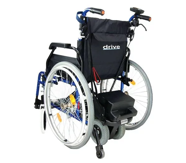 Duwhulp voor rolstoel merk Drive genaamd Powerstroll aan rolstoel bevestigd