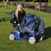 Scootmobiel regenponcho in 2 maten met een rits om makkelijk uit te stappne