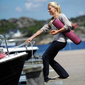 pilates en yoga mat in de kleur bordeaux eenvoudig op te rollen om mee te nemen
