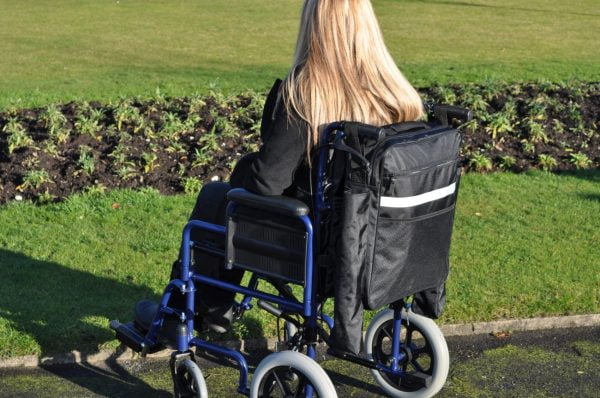 Tas Splash met krukkenhouders voor rolstoel of scootmobiel voorbeeld met dame