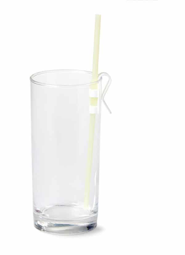 Voorbeeld van een houder voor aan een glas te bevestigen voor het gebruik van een rietje