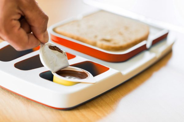 multifunctioneel bord zodat u eenvoudig met 1 hand kunt eten. Voorzien van opberkvakjes zodat producten eenvoudig kunt openen en niet kunnen wegglijden