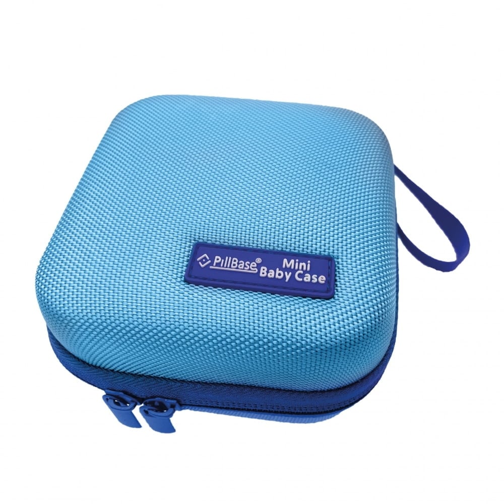 pillbase baby mini travel case is een reistasje om alle nodige artikelen voor medicatie en verzorgingsproducten om mee te nemen in de kleur blauw
