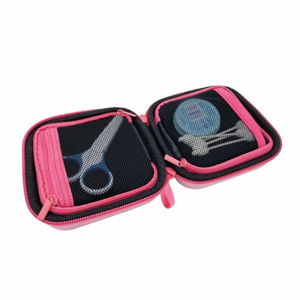 pillbase baby mini travel case is een reistasje om alle nodige artikelen voor medicatie en verzorgingsproducten om mee te nemen in de kleur roze, voorbeeld is opengeklapt
