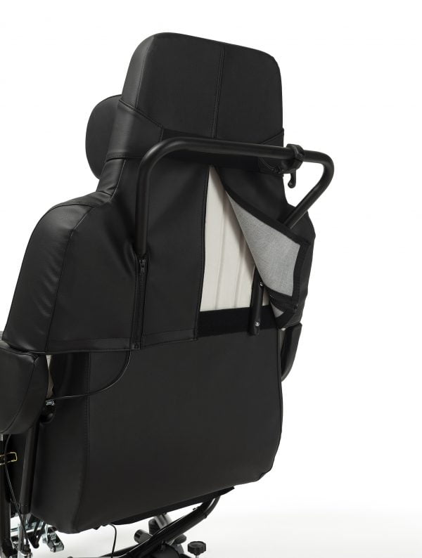 Altitude rolstoel voor verzorging kantelbaar en verstelbaar bekeken aan de achterzijde