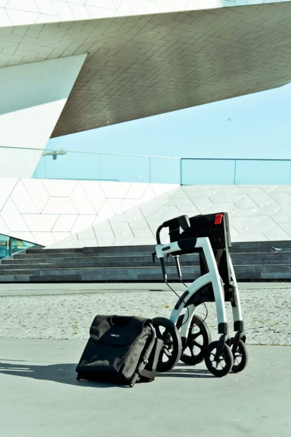 Rolstoel en rollator in een in 4 kleuren foto