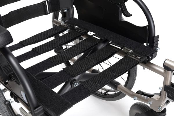 ADL rolstoel van Vermeiren V300DL in vele zitbreedtes in kleur champagne met spanbanden voor extra zitcomfort.