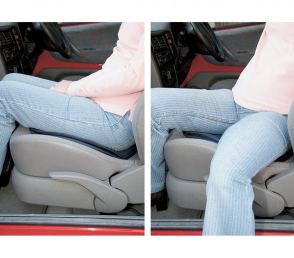 Flexibele draaischijf Vitility Ø 44 cm op autostoel, persoon draait zittend eenvoudig naar buiten voor veilige transfer.