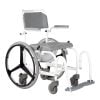 douche en toiletstoel van het merk Excelcare met 24 inch wielen zodat deze zelfbeweegbaar is
