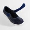 Donkerblauwe Varomed Sevilla ballerina met klittenbandsluiting en witte zool.