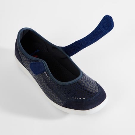 Donkerblauwe Varomed Sevilla ballerina met klittenbandsluiting en witte zool.