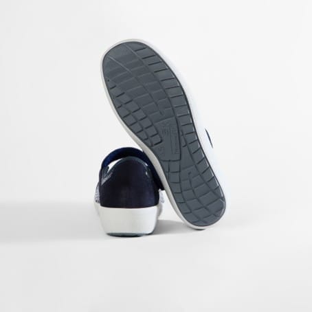 Achteraanzicht van een donkerblauwe Varomed Sevilla ballerina met zichtbare grijze zool op witte achtergrond
