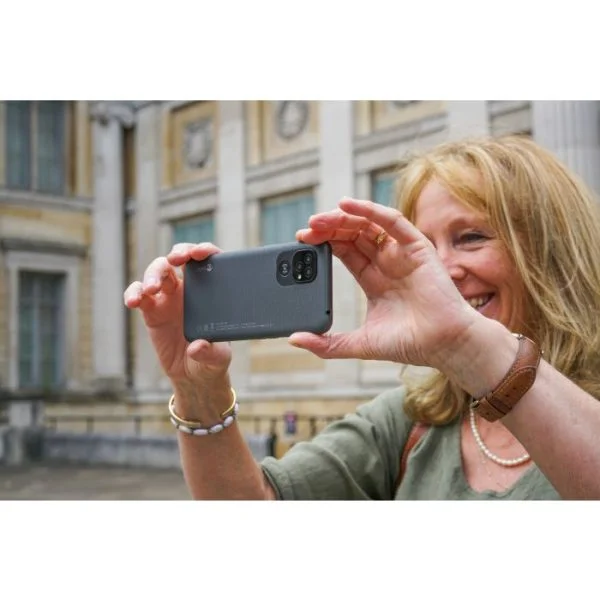 Doro 8100 van thuiszorgwinkel met een vrouw die een foto maakt