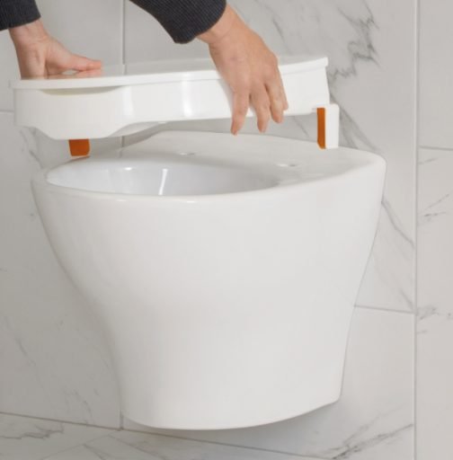 Etac My-Loo toiletverhoger 6 of 10 cm wit zonder deksel wordt eenvoudig op een wandcloset geplaatst met klembevestiging.