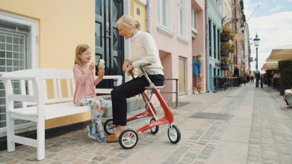 carbonrollator Ultra Light van het merk By Acre in de kleur rood als voorbeeld