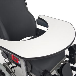 Werktafel eenvoudig vast te klikken op de Inovys rolstoel. Fijn om te kunnen eten of knutselen