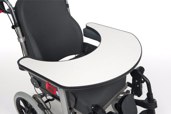 Werktafel eenvoudig vast te klikken op de Inovys rolstoel. Fijn om te kunnen eten of knutselen