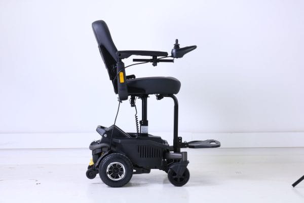 Excel E-smart elektrische rolstoel, die in hoogte verstelbaar is. Op deze foto staat de stoel in de hoogte stand.