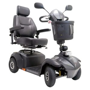 Scootmobiel Envoy Drive met 4 wielen in grijs, met mand voorop, comfortabele zitting met armleuningen en verstelbare rugleuning.