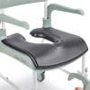 Anti-slip zachte open zitting voor Clean douche-toiletrolstoel in zwart, gemonteerd op de stoel voor extra comfort