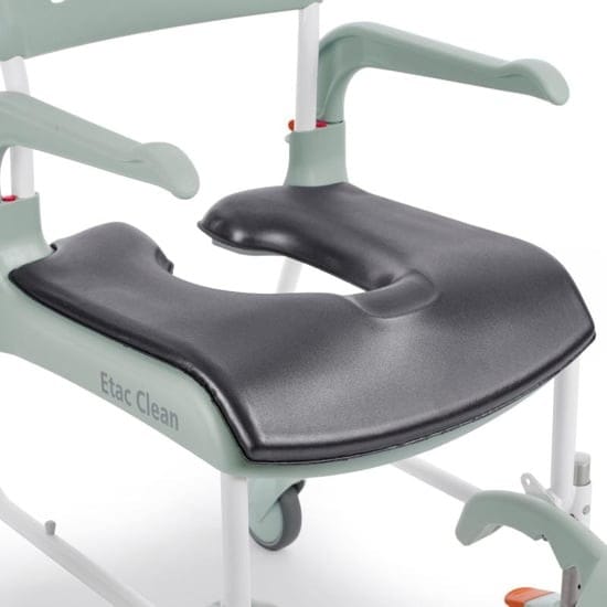 Anti-slip zachte open zitting voor Clean douche-toiletrolstoel in zwart, gemonteerd op de stoel voor extra comfort